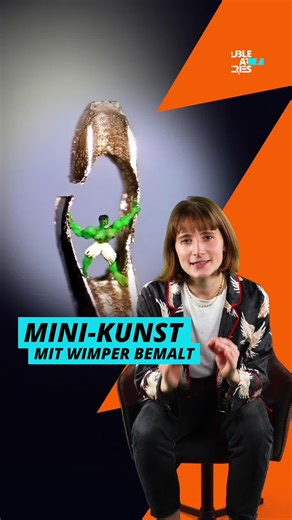 Kunst oder Krümel? #miniature #tiny #sculpture #arttiktok #fail @Dr Willard Wigan MBE Der britische Künstler Willard Wigan erschafft Skulpturen, die so klein sind, dass man sie nur unter dem Mikroskop sehen kann. Er arbeitet in einem meditativen Zustand, immer zwischen zwei Herzschlägen. Es dauert zwei Monate, bis er die klitzekleine Teeparty-Szene aus
