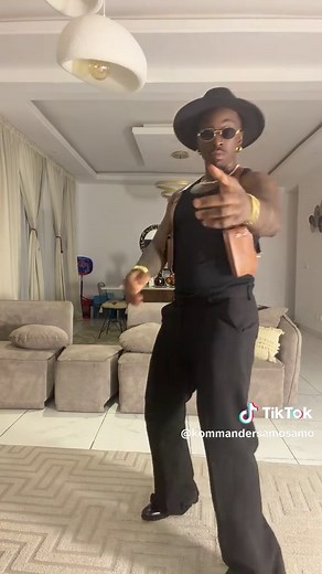 Ma nouvelle chanson est un son logobi, mais moi je viens avec l’énergie du zimblo bien que influencer par la légende Gor la Montagne 🔥 La musique est logobi mais la danse c’est mon style! Chez nous en Côte d’Ivoire on mélange les vibes pour créer quelque chose de nouveau mais toujours dans la même direction , ramener ce mouvement à notre génération !!! Dites-moi en commentaire : vous dansez ça comment ? #Logobi #Zimblo #NewDance