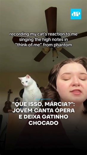 Jovem Pan Passo Fundo on Instagram: "A jovem cantora Lexi Mank deixou seu gatinho chocado ao interpretar 'Think of Me', do musical 'O Fantasma da Ópera'. Lexi tem dois gatinhos, um deles branco com Heterocromia, variação genética que deixa um olho de uma cor e outro de outra, que ficou chocadíssimo ao ouvir as notas altas que a tutora conseguiu alcançar nesse clássico da Broadway. A reação do felino foi gravada por Lexi e viralizou nas redes sociais. O que será que passou na cabecinha dele? 🎥Re