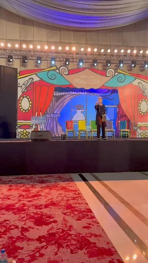 Did you know your brain has 5 distinct voices? Louise Evans – Transformational Coach & Leadership Trainer at WIBCON RISing 2024 is guiding us through her transformative "The 5 Chairs" model. Attendees are experiencing an interactive journey to understand inner voices and how they can become are big influencer in our lives. #RISEINSYNC #EmpowerHer | PSTD