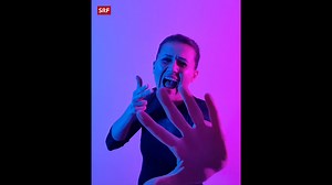 Die Kunst aus einer stillen Welt – das ist «Visual Vernacular». Die Kunstform hat sich seit den 60er-Jahren auf der ganzen Welt verbreitet und ist für Gehörlose in etwa so wichtig, wie für Hörende Kino, Musik und Theater zusammen. Der «VV»-Künstler Andreas Juon erklärt, was die stille Kunst für ihn bedeutet. 👆✋🖖 | SRF News