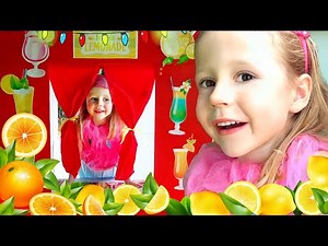Nastya spielt in einem Café von Süßigkeiten.