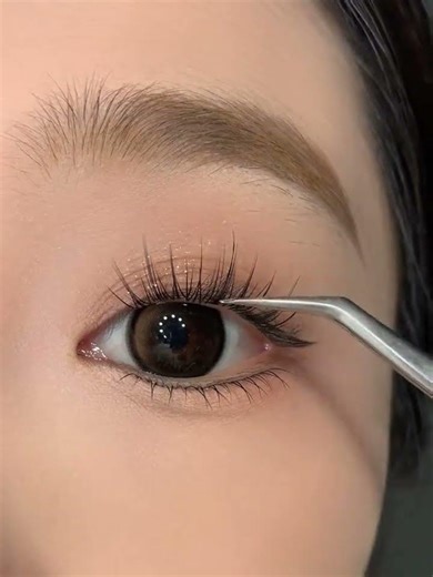 Apply False Eyelashes in 3 Easy Steps: Transform Your Look Instantly