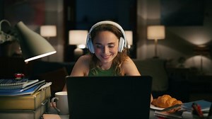 Fröhliches Mädchen, das aus der Ferne: Stockvideos & Filmmaterial (100 % lizenzfrei) 1096865405 | Shutterstock