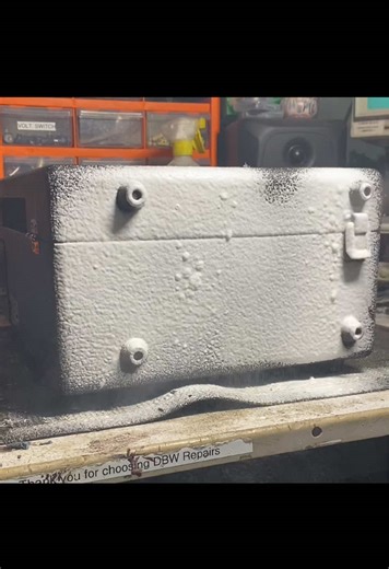 Cleaning up a dirty Roland Space Echo tolex #clean #workshop #electronics #fix #satisfyingvideos