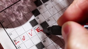 Ein Kreuzworträtsel mit rotem Stift machen: Stockvideos & Filmmaterial (100 % lizenzfrei) 1055251169 | Shutterstock