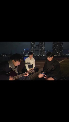 声をかけてくれたちょっといかつめかと思ったら超優しいお兄ちゃん達に近くで見守ってもらいながら歌いました😂 #決戦は金曜日 #dreamscometrue #弾き語り #高校生 #おすすめにのりたい