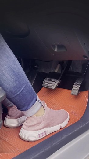 How to Accelerate a Car Smoothly: Tips for Beginners