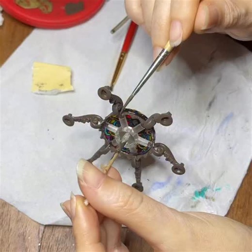 Painting the main dome of my dollhouse parrot chandelier.. #esthersminiatures #dollhouseminiatures #maisondepoupee #poppenhuis #miniaturepainting #puppenhaus #casademuñecas #casadellebambole | Esther's Miniatures