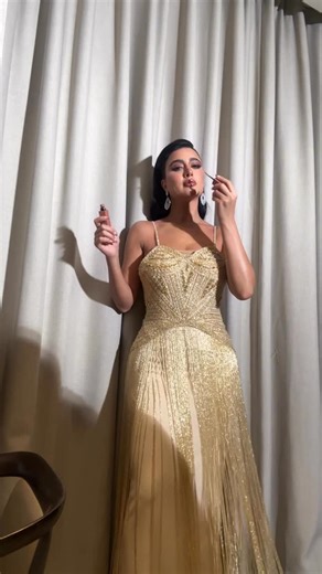 ‎𝑹𝒆𝒆𝒎 𝒂𝒍-𝑲𝒉𝒂𝒍𝒂𝒇| ريم الخلف‎ on Instagram‎: "شمعنى اهوا ؟ 🥰 #اكسبلور #فساتين #fyp #فساتين_سهره #عروس #هدب"‎