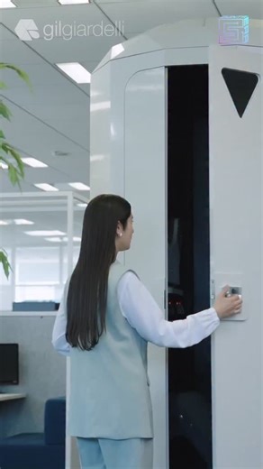 Gil Giardelli on Instagram: "Dormir em pé é o novo deitar. Em Harajuku, Tóquio, o Sleep Café apresentou as cápsulas Giraffenap: um design que permite cochilar verticalmente por 20 minutos, apoiando cabeça, pernas e quadris. A ciência confirma: esse breve estágio do sono reduz fadiga, estresse e ainda turbina memória e concentração. O detalhe genial? O ritual começa com um café ☕. Quando a cafeína desperta o cérebro, o corpo já está pronto para o próximo desafio. Futuro é quando até o sono ganha 