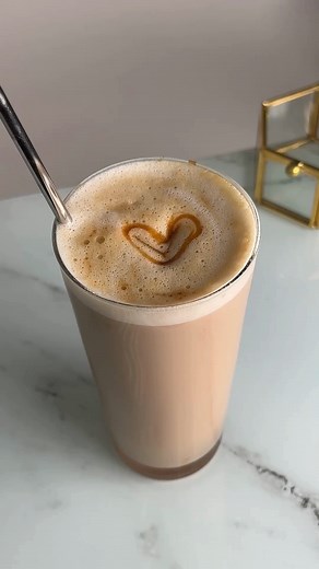 Ein paar richtige Tipps gab es im Januar schon, jetzt dürfen wir dir unsere neue Sorte auch ganz offiziell verkünden 🤩 Es ist…chai latte Karamell 🧡 Hast du sie schon entdecken und probieren können? | KRÜGER