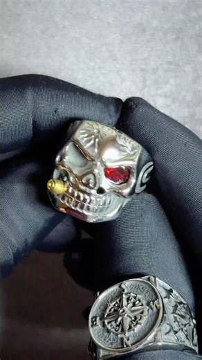 Embrace the Shadows: The Punk Skull Gold Pipe Ring 💀🩸
