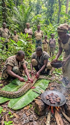 Mandinka Tribe Cooking: a 10 Meter Giant Python! 🐍🍽️ #tribalcooking #shorts
