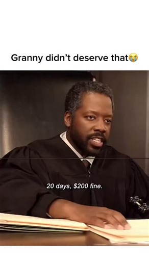 casinocutss on Instagram: "🎬 **SHOW:** Everybody Hates Chris 📅 **YEAR:** 2005–2009 🎭 **GENRE:** Comedy • Family • Coming-of-Age ⏱️ **RUNTIME:** 4 Seasons 📌 **SUMMARY** *Everybody Hates Chris* is a comedic, heartfelt look at the teenage years of Chris Rock, set in 1980s Brooklyn. Chris is a smart, responsible kid placed in a predominantly white school where he’s constantly misunderstood, underestimated, and blamed for everything—hence the title. Despite the chaos, he faces each day with deter