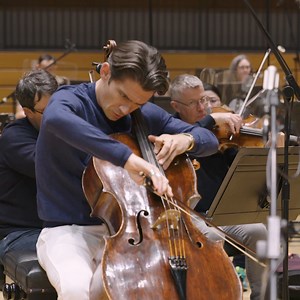 Découvrez le nouvel album de Gautier Capuçon consacré aux concertos pour violoncelle d'Elgar et de Walton. Avec le London Symphony Orchestra sous la direction d'Antonio Pappano. | Gautier Capuçon