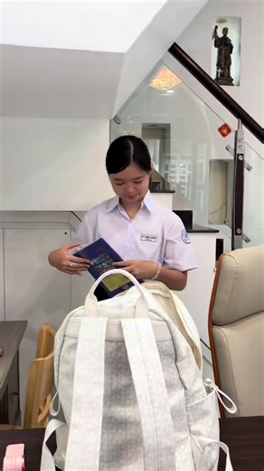 Ba chuẩn bị đồ ăn cho con khi căn tin chưa mở bán