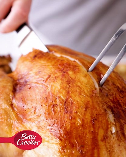 12K views · 136 reactions | Tackle the turkey this year with no trouble at all with our foolproof guide to cooking Thanksgiving's main dish. See full video guide here: https://www.bettycrocker.com/videos/how-to-cook-a-turkey?utm_medium=social&utm_source=facebook&utm_campaign=11_2018_standard | Betty Crocker | Facebook