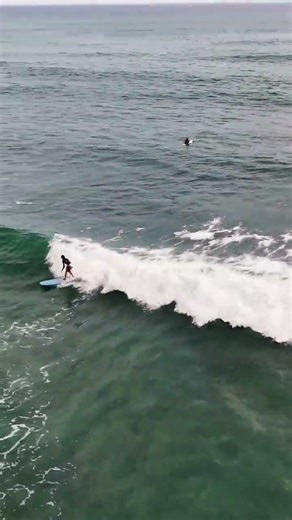 Longboard crusin chick #surfers #surfing #oahu #hawaii #waves