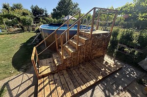 Schody k bazénu za pár stovek? Kutilovi stačily palety, fošny a amatérské nářadí