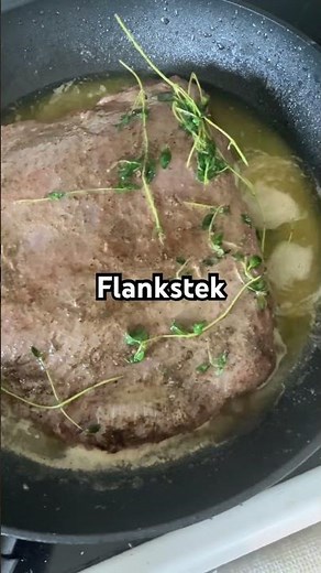 “Saftig flankstek stekt i smör med rosmarin och 2 krossade vitlöksklyftor 🧄🥩Enkelt, snabbt gott.