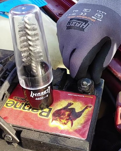 🇩🇪 Reinigen der Batteriepole und -klemmen am Auto 🚗? Mit der HAZET Pol- und Batterieklemmen Reinigungsbürste 4650-4 kein Problem ☝️! Hier zeigen wir euch den „richtigen Dreh“ … 😁 🇬🇧 Cleaning the battery terminals and clamps on the car 🚗? No problem with the HAZET battery pole and terminal brush 4650-4 ☝️! Here we show you the "right twist" ... 😁 #hazet #daswerkzeug #tool #tools #werkzeug #werkzeuge #remscheid #germany #since1868 #reinigung #batterie #pole #klemmen #auto #kfz #battery #cl