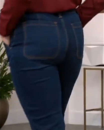 HSN model Dagmara models jeans 40