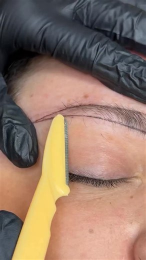 Loredana Nastasa | ESPERTA N°1 IN TRUCCO PERMANENTE on Instagram: "🙌 Il rasoietto non va mai usato “a caso”. Qui ti mostro come cambia la direzione in base alla zona dell’arcata 👇 ▫️ Piatto sulla pelle, per rispettare la superficie ▫️ Dalla coda verso l’interno, per rifinire senza scavare ▫️ In verticale, quando devo pulire il perimetro del progetto ▫️ In senso inverso, solo dove serve massimo controllo Sull’arcata sopraccigliare sembra tutto semplice, ma ogni movimento ha una funzione precisa