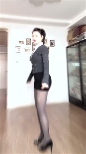 #Make a shallow jump#Short skirt outfit