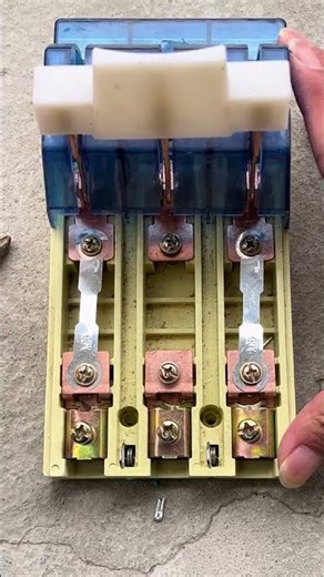 Electrician knowledge on replacing fuses