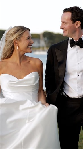 Becca George’s wedding at Wentworth by the Sea Country Club was coastal perfection 💙 🛥️ ☀️ The day started with a first look and private vows overlooking the marina—such a beautiful, quiet moment before the celebration kicked off. Their ceremony took place right by the water, with a chic tented reception just steps away. The whole vibe was classic New England—simple, elegant, and full of those soft blues, whites, and greens. These two were so in love, and the energy carried straight into the n