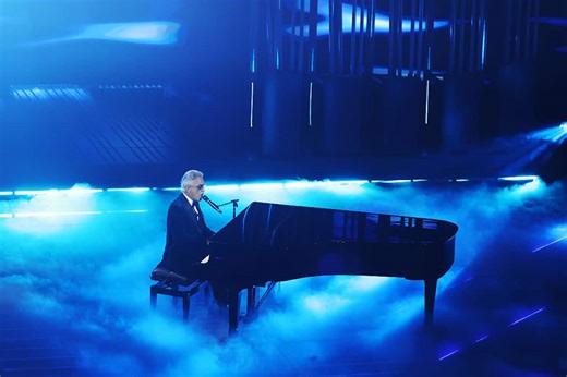 Sanremo, standing ovation per Andrea Bocelli, ospite della serata finale. VIDEO