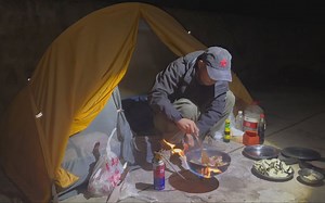 秋天骑行甘肃，天气突变遭遇大雨，露营公路边过夜