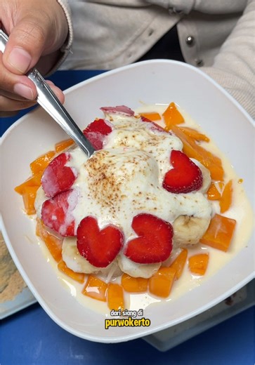 SEMENJANA‼️ Baru lagi nih ketan susu yang bukanya siang siang udah gitu tempatnya kalcer lagi namanya @KETAN SUSU TERENAK PURWOKERTO . Varian menunya banyak banget dan harganya start from 6ribu aja. Terus lagi ada promo kalo kalian joget free tansu tanpa syarat loh menarik kan? Yuk buruan agendakan buat kesini ya🥰 ⏰Buka 13.00-22.00 WIB 📍Belakang SPBU Ovis/ Depan SD N 2 Purwokerto Lor #ketansusu #kulinerpurwokerto #kulinermalam #ketansusupurwokerto #purwokerto