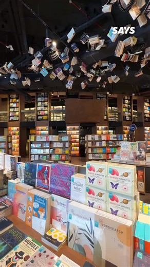 ✨ Everything Pretty Ep 041: The Library by BookXcess The largest 24-hour bookstore in Southeast Asia is finally open… And she’s ✨stunning✨ Spanning 38,000 sq ft, you’ll find two levels filled with over 40 categories of books, plenty of desks and chairs for remote work or study, and comfy corners for browsing or reading. Here’s everything inside: ✏️ Becon stationery 🥐 Kenny Hills Bakers 🥤 Good Mojo Smoothies 👗 FRAK/TURE thrift store ⛵️ Sunway South Quay Lake views 🐋 Whale Fall art installatio