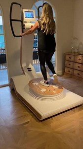 De LPG Huber 360®️ FIIT biedt een nieuwe sportervaring om op een efficiënte en snelle manier jouw lichaam te shapen. De Huber 360®️ stimuleert vetverbranding en spiermassa, verbetert je conditie en verbetert je houding. Tegelijkertijd worden je hersenen ook getriggerd doordat je bepaalde doelen moet halen op het scherm. Het voelt als gamen! Voor een optimaal resultaat adviseren wij om 1 tot 2 keer per week 10 minuten te trainen op de Huber. Vind via www.ikhuidvanje.nl/locatiezoeker/ een LPG Prof