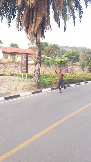 walking in the air 🏃🦅😱☝️ #fypシ゚ #foryoupage #for #reels #walking #fyp #fyppp #american #europe #zanzibar🇹🇿 #acrobatics #acro #gymnastic