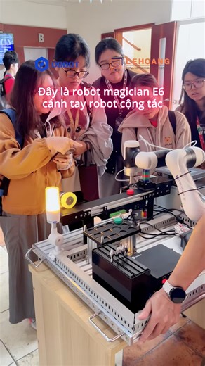 🚀 DOBOT MAGICIAN E6 – TỪ NHÀ MÁY ĐẾN GIẢNG ĐƯỜNG Trong Tuần lễ Đổi mới Sáng tạo tại Đại học Quốc tế, Dobot Magician E6 đã thu hút sự quan tâm lớn từ sinh viên nhờ khả năng mô phỏng thao tác công nghiệp với độ chính xác ±0.1mm. E6 cho phép sinh viên trải nghiệm đầy đủ các kỹ năng của kỹ sư tự động hoá tương lai: ⚙️ Lập trình Python chuyên sâu ✋ Drag-to-teach – Lập trình bằng cách dắt tay 🛡 Cảm biến an toàn chuẩn công nghiệp Đây chính là cánh tay robot giúp nhà trường rút ngắn khoảng cách giữa đ