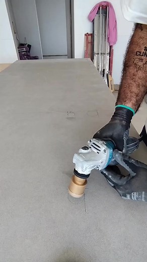 O maior desafio para um perfeccionista é aceitar as próprias imperfeições. . . . . . . . . . . #azulejista #castellenrevestimentos #reels #revestimento3d #porcelanato #tilecutter #bathroom #porcelanatoliquido #soucortag #tilesetter #designdeinteriores #tiler #azulejos #tilers #tiledesign #construcaocivil #engenhariacivil #flooring #tile #arquitetura #tiles #плитка #contractor #plastering #tiling #drywall #soucunheiro #castellato #cimenticio #revestimento | Castellen Revestimentos