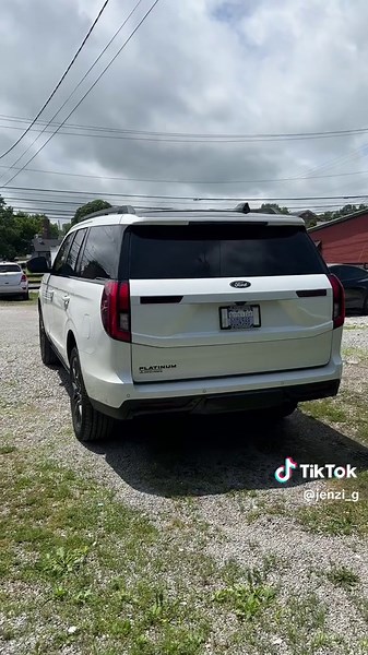 2025 Ford Expedition: Matching Color Tailgate Features