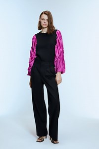 Zara tiene una sudadera (de 30 euros) que parece sacada de la nueva colección de Alexander McQueen