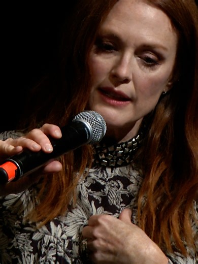 “If I don’t cry on that line, it’s not funny. It’s just mean.” ❤️‍🩹 Julianne Moore talked about the emotions that help drive comedy in CRAZY, STUPID, LOVE at an In Conversation With… event in 2015. Watch the full event on our YouTube channel – link in bio. #juliannemoore #crazystupidlove #twilight #stevecarell