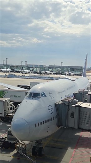 467 passenger Boeing 747-8 Lufthansa (Frankfurt to Boston). Old but strong in the air #tourgermany