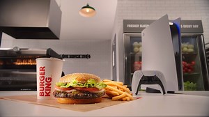 ¡Noticia de último momento! El Rey 👑 se encontró con el nuevo #PlayStation5 y planea regalar 25 consolas. Visita 👉 www.BurgerKingPlay.com.mx, participa y gana. #PlayAtuManera 💪 | Burger King México