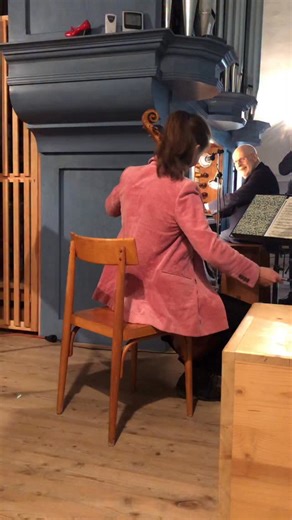 Julia Willeitner on Instagram: "Another snipped of our Bach- Session in Schärding. Sonata for Viola da Gamba & harpsichord in G-Dur BWV 1027 With the most inspiring Ton Koopman. #jsbach #gambensonaten #gambe #altemusik #tonkoopman #orgel #schärding"