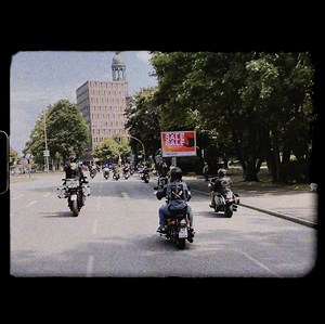 Hamburg, Ihr seid der Wahnsinn! 🔥 Die Hamburg Harley® Days haben sich nach zwei Jahren Pause mit Vollgas zurück in unsere Herzen katapultiert – dank der rund 50.000 Besucher auf dem Gelände und über 4.000 Biker, die Teil der großen Abschlussparade waren. Schaut Euch das Mega-Event jetzt noch mal in unserem Aftermovie an und lasst Euch mitreißen. | Harley-Davidson Deutschland