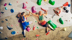 A huge climbing gym of nearly 2000 m² has just opened at the gates of Paris!