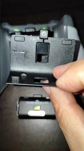 Como colocar y cargar una batería recargable al control de Xbox One