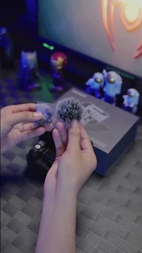 The NEEWER Wireless Lavalier Microphone Set