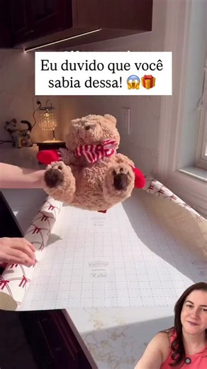Camila Martins | Dicas on Instagram: "Eu duvido que você sabia dessa 😱🎁 Depois desse jeito, eu nunca mais tive problema pra embalar presentes grandes. O truque é simples e funciona muito bem. É só dobrar o papel como se fosse um envelope, colar direitinho e caprichar na parte de baixo. Essa dobra facilita até na hora de guardar e deixa tudo mais organizado. Depois, com calma, é só finalizar dobrando como se fosse uma sanfona. O resultado fica lindo, com acabamento caprichado e cara de presente